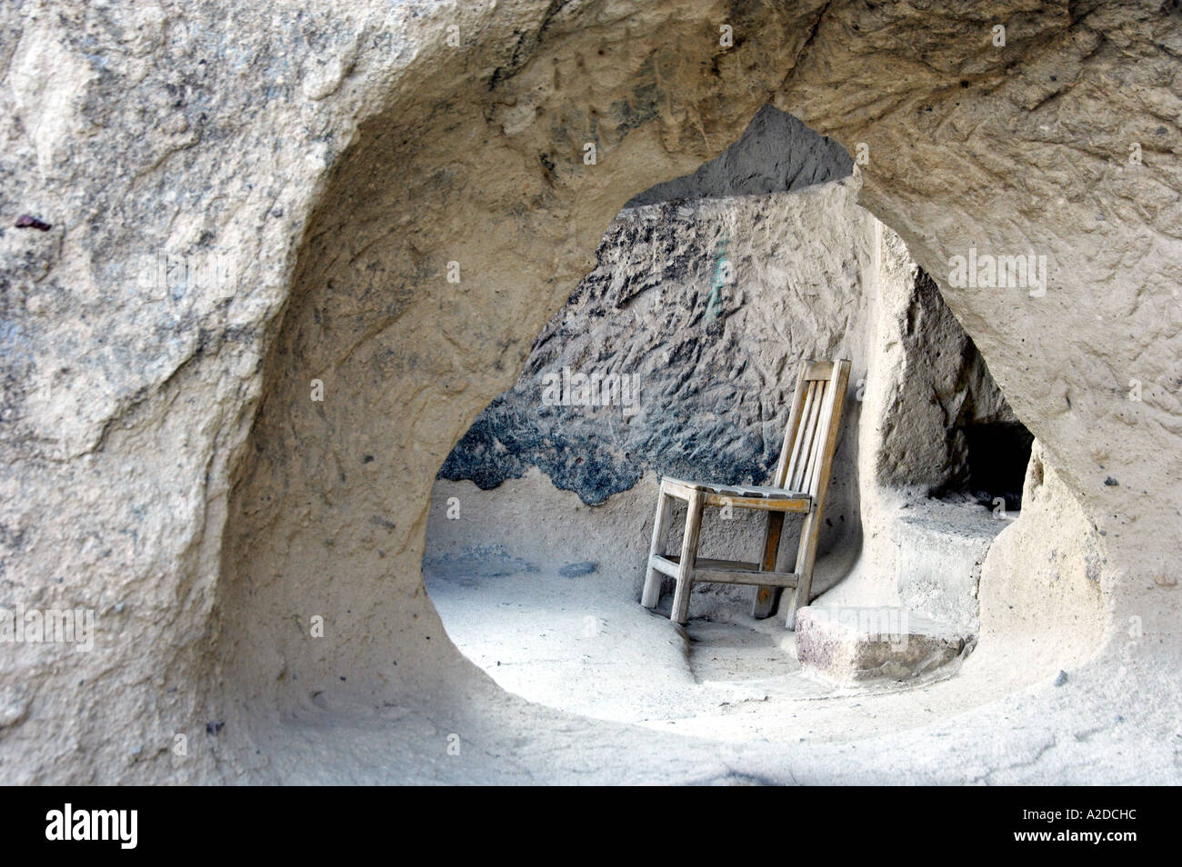 Les portes et les escaliers taillés dans la roche volcanique dans le musée en plein air en Cappadoce Turquie Banque D'Images