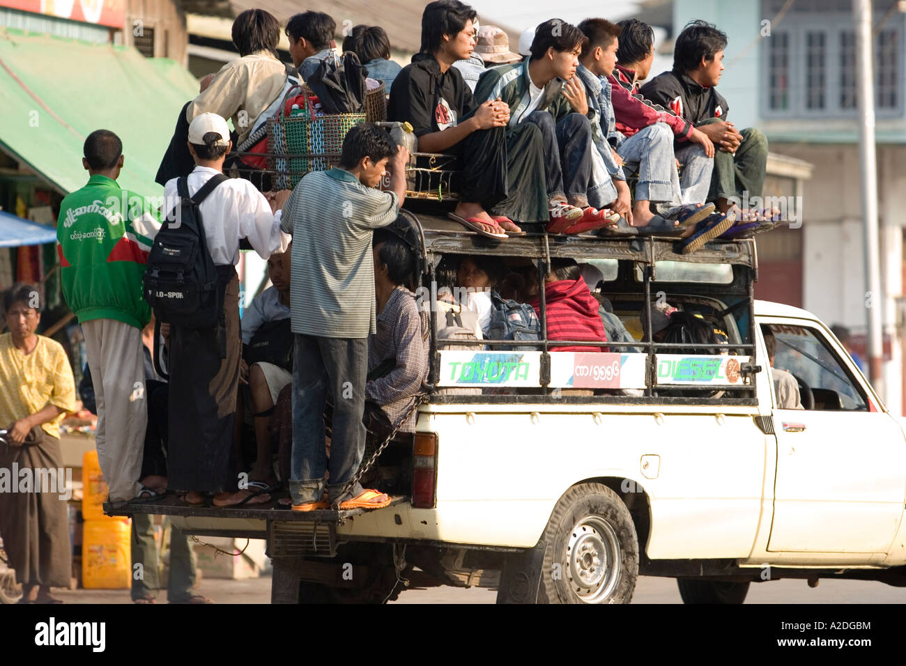 Sections locales sur un taxi près du lac Inle. Banque D'Images