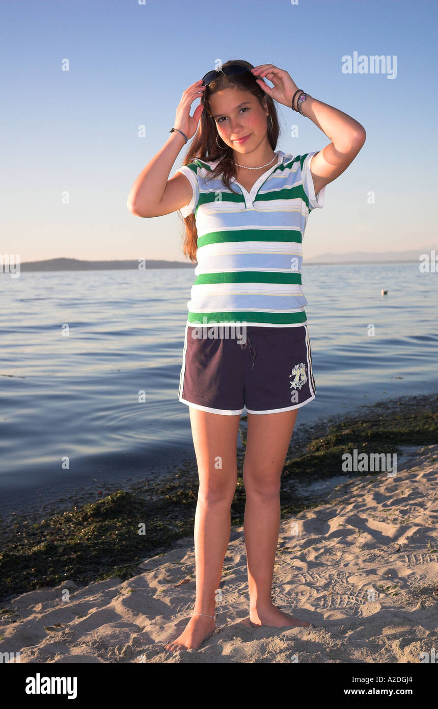 Jeune fille de 15 ans à la plage à la caméra en at beach Banque D'Images