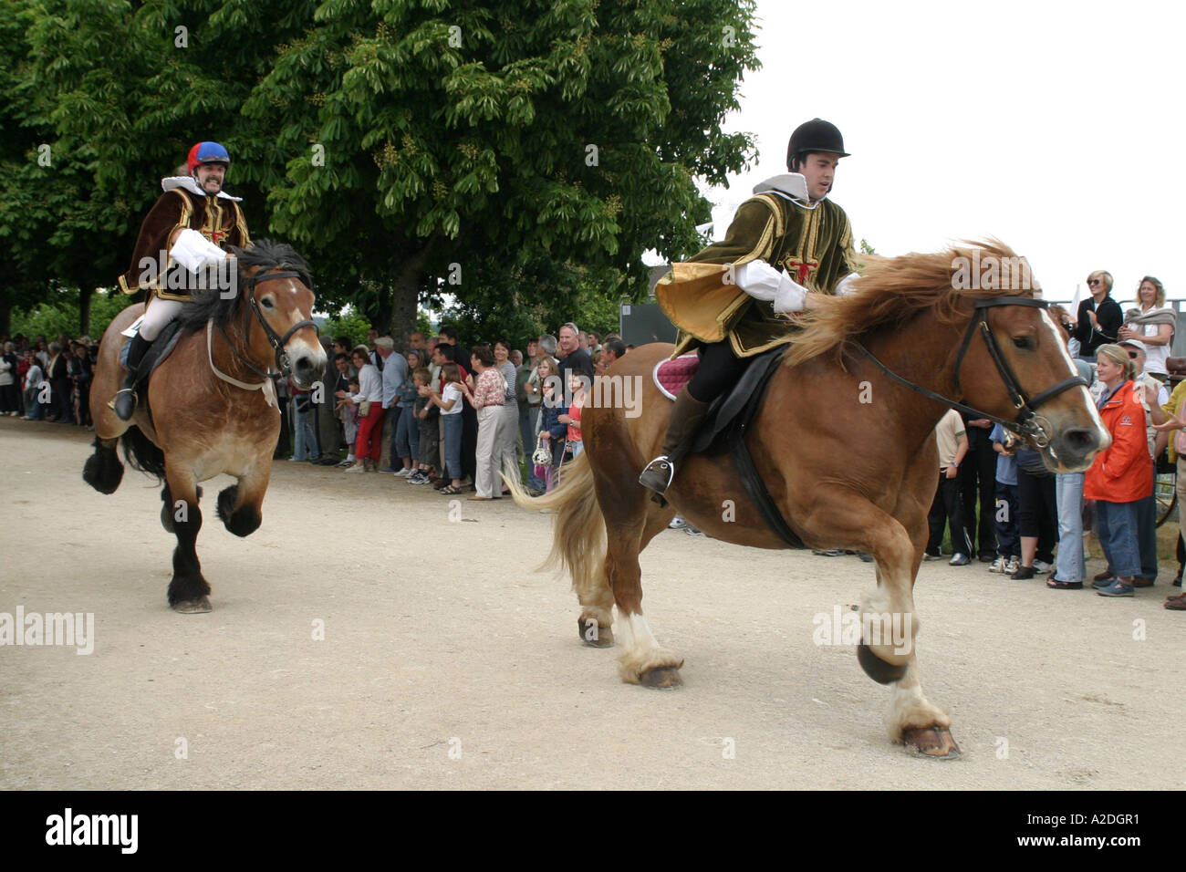 La course de la bague est la plus ancienne course de chevaux en France et  est organisé chaque année à Semur en Auxois Photo Stock - Alamy