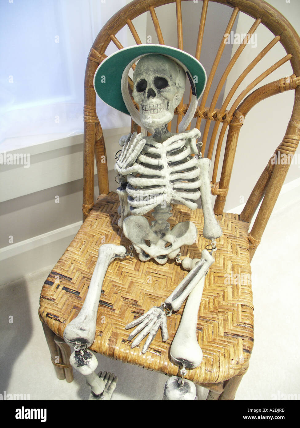 Pare-soleil Port squelette assis sur chaise en osier Photo Stock - Alamy