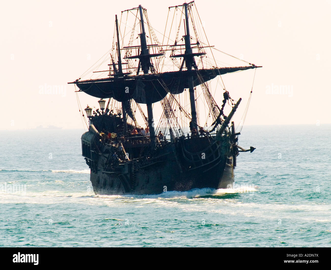 Le navire Disney Corp. Le Black Pearl navigue près de Redondo Beach, CA. USA, lors d'un tournage Pirates des Caraïbes 3. Banque D'Images