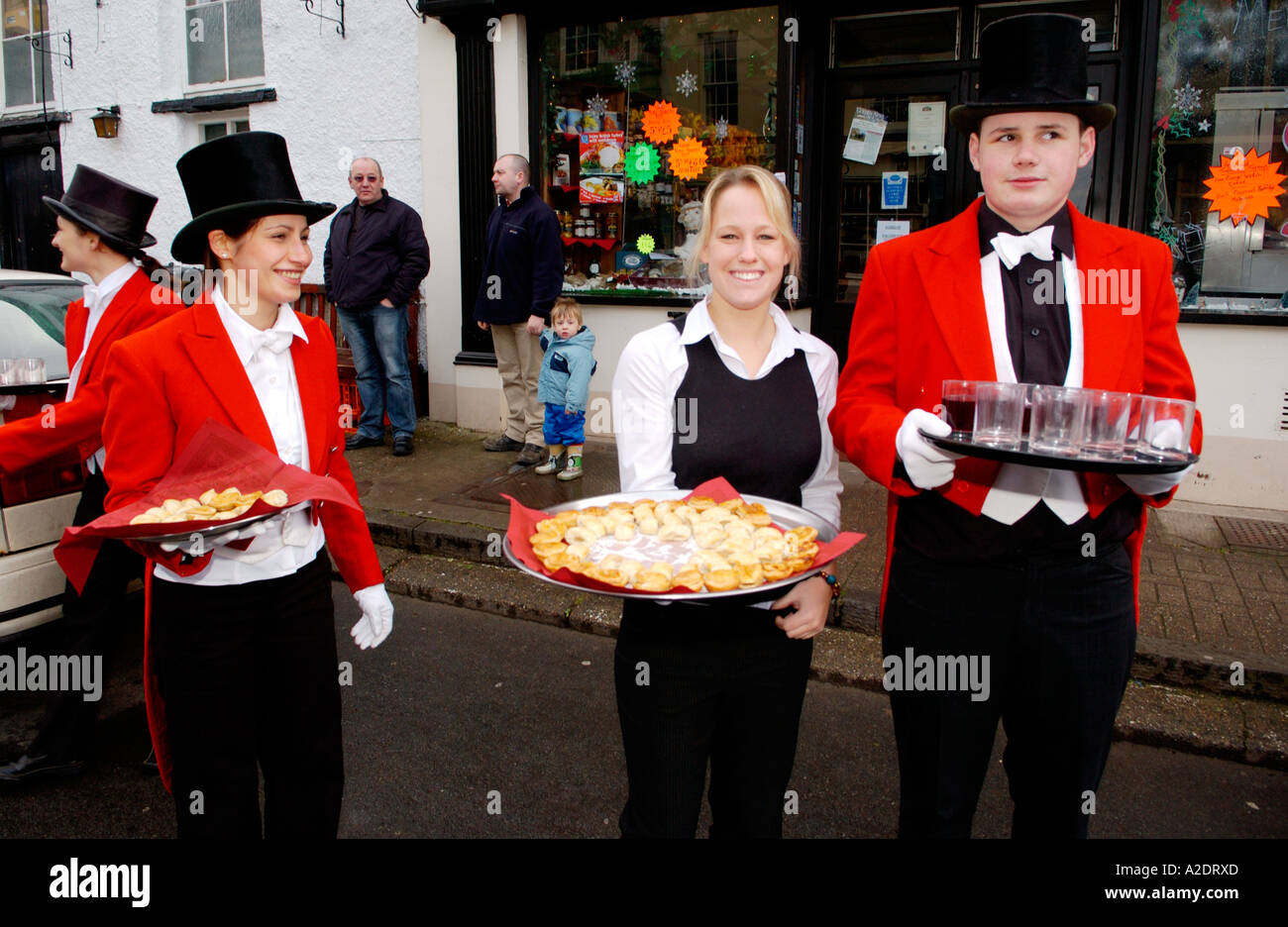 Le personnel de l'hôtel Bear Crickhowell Powys Pays de Galles UK servir vin chaud et tartes hachées à la recherche de Talybont et Brecon Banque D'Images