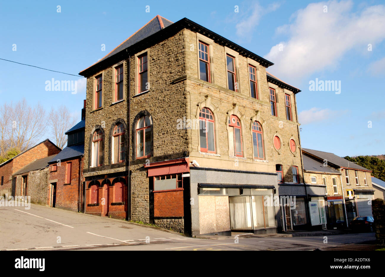 Ancien bâtiment à l'abandon coopérative Abersychan Gwent Torfaen South Wales UK Banque D'Images