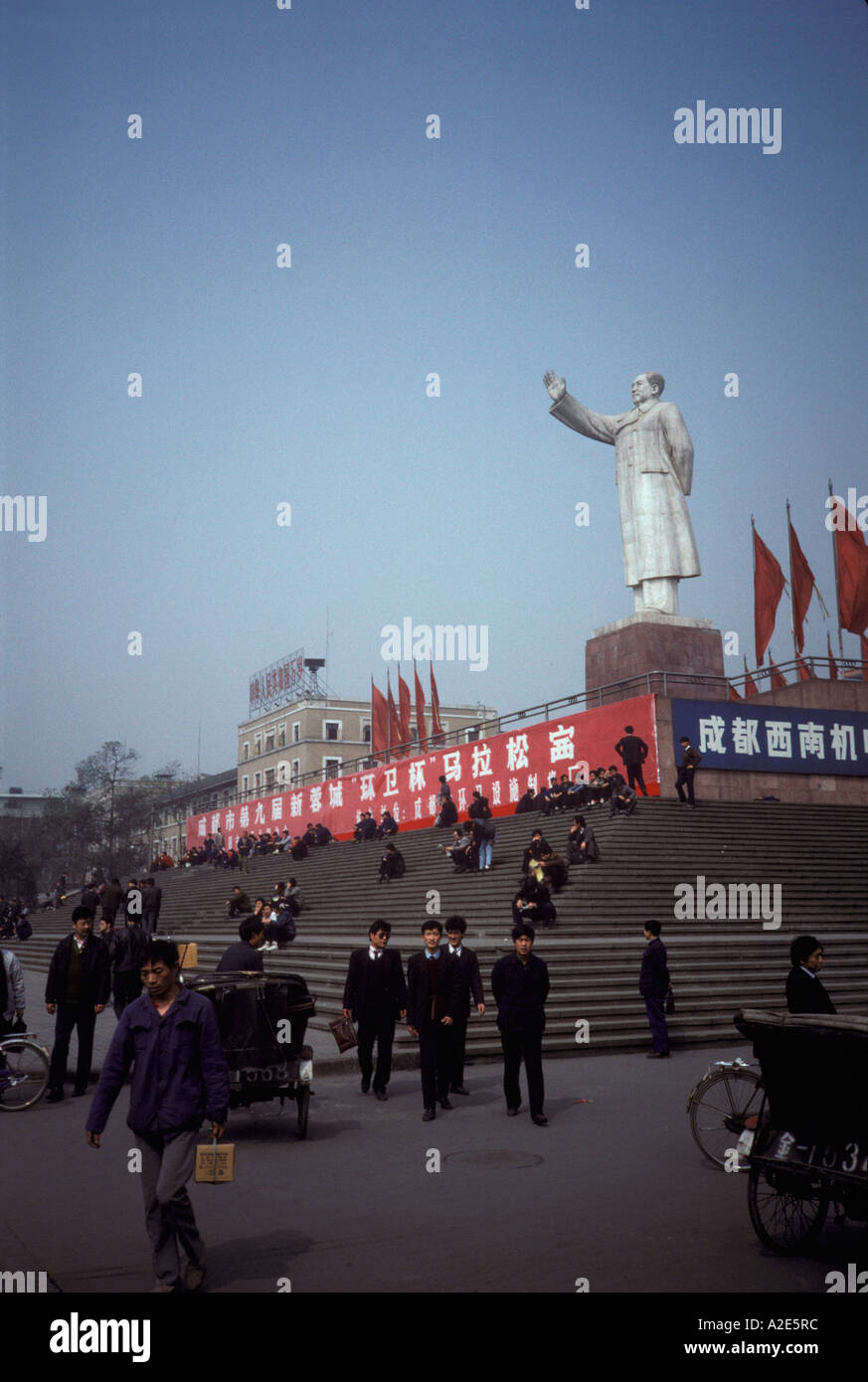 La Chine, Grand Mao Tsedong statue, drapeaux communistes, caractère des bannières avec des slogans du gouvernement Banque D'Images