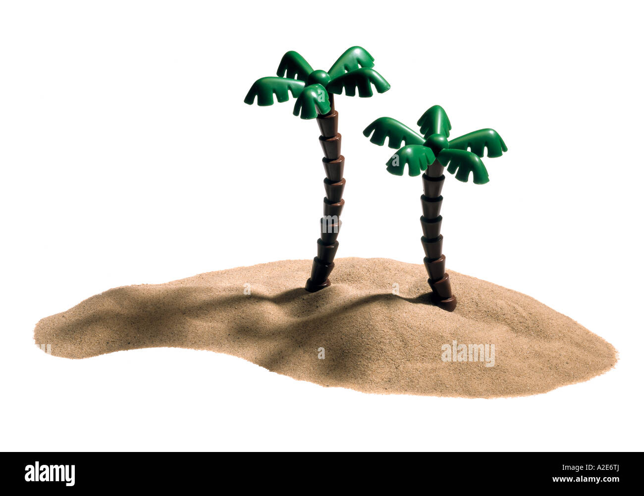 Une île déserte de sable jouet avec deux palmiers jouet Banque D'Images