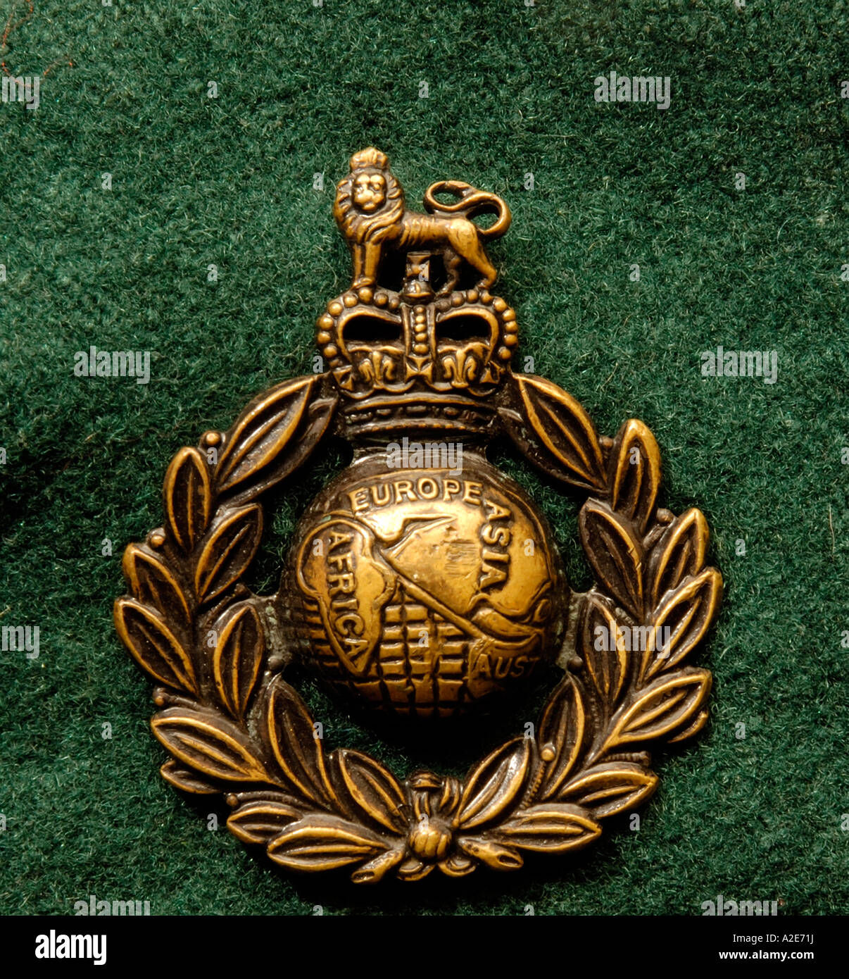 Royal Marines Commando Globe et badge casquette Laurel sur un béret vert Banque D'Images