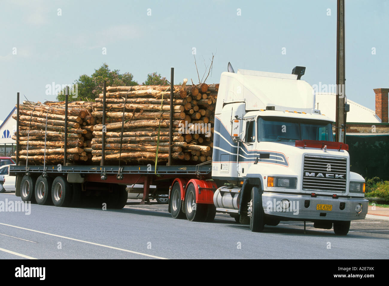 Camion chargé de grumes en pin près du port de Portland sur la côte sud-ouest de Victoria, Australie Banque D'Images