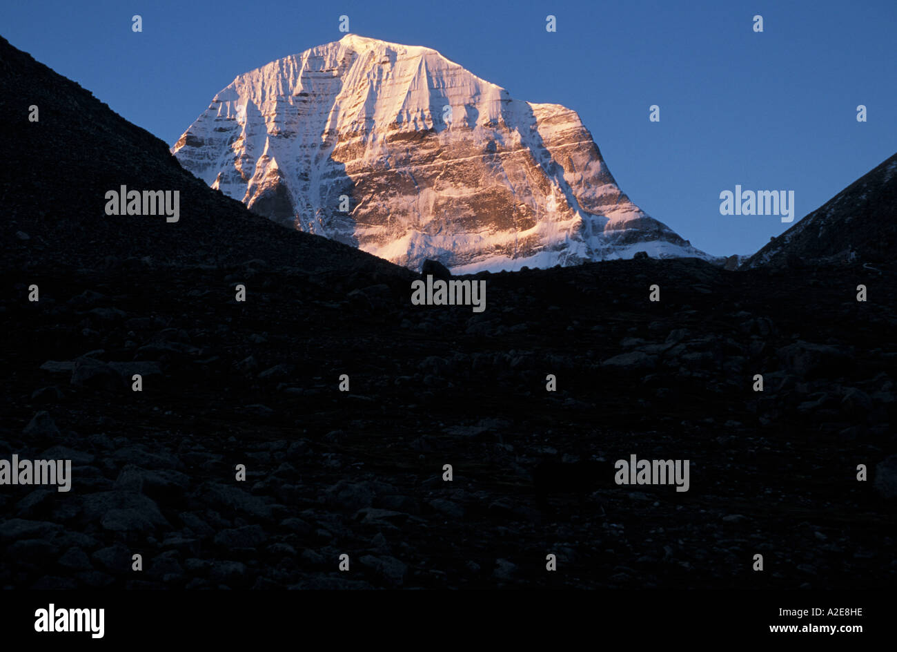 Tibet - première lumière sur le mont Kailash. Banque D'Images