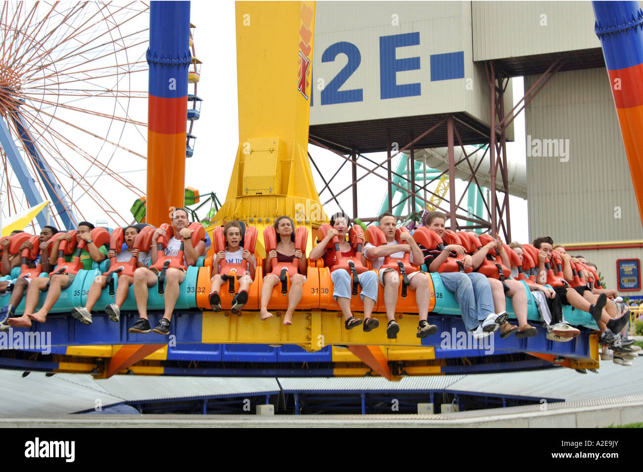 Les gens dans un cerclage ride at Cedar Point Amusement Park Sandusky, OH Banque D'Images