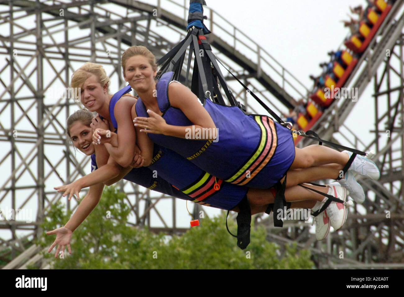 Trois femelles adolescentes s'amusant sur un tour à Cedar Point Amusement Park Sandusky, OH Banque D'Images
