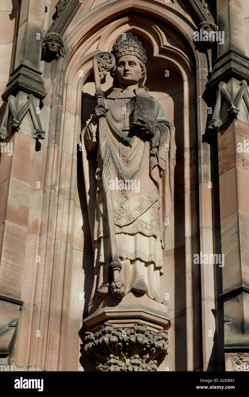 La sculpture sur pierre de l'évêque de la cathédrale de Hereford Herefordshire Angleterre Royaume-Uni UK Europe Banque D'Images