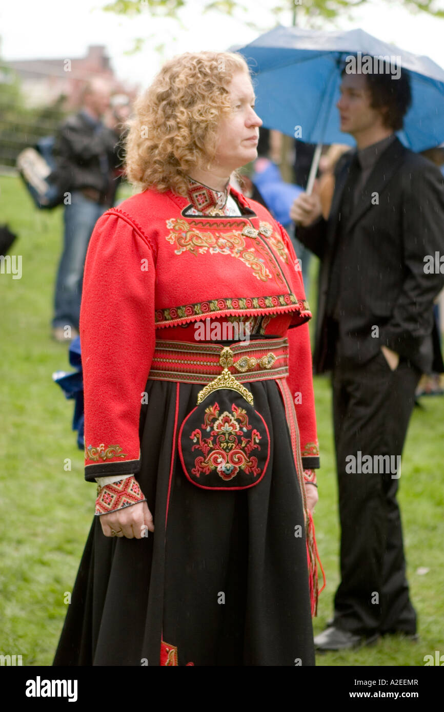Une femme dans un costume traditionnel norvégien le 17 mai Jour de l'indépendance de la norvège Banque D'Images Une femme dans un costume traditionnel norvégien le 17 mai Jour de l'indépendance de la norvège Banque D'Images