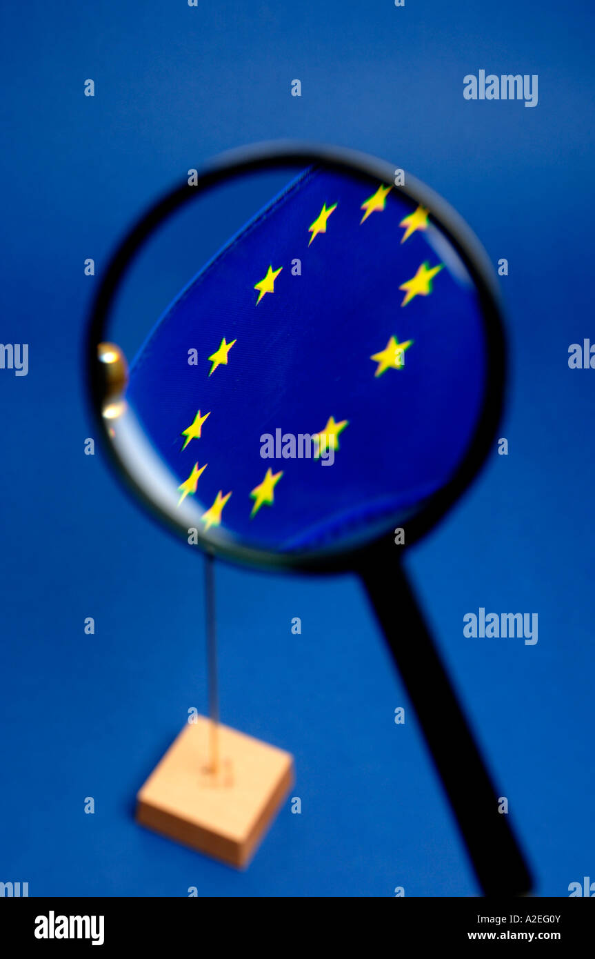 Loupe et drapeau de l'UE Banque D'Images