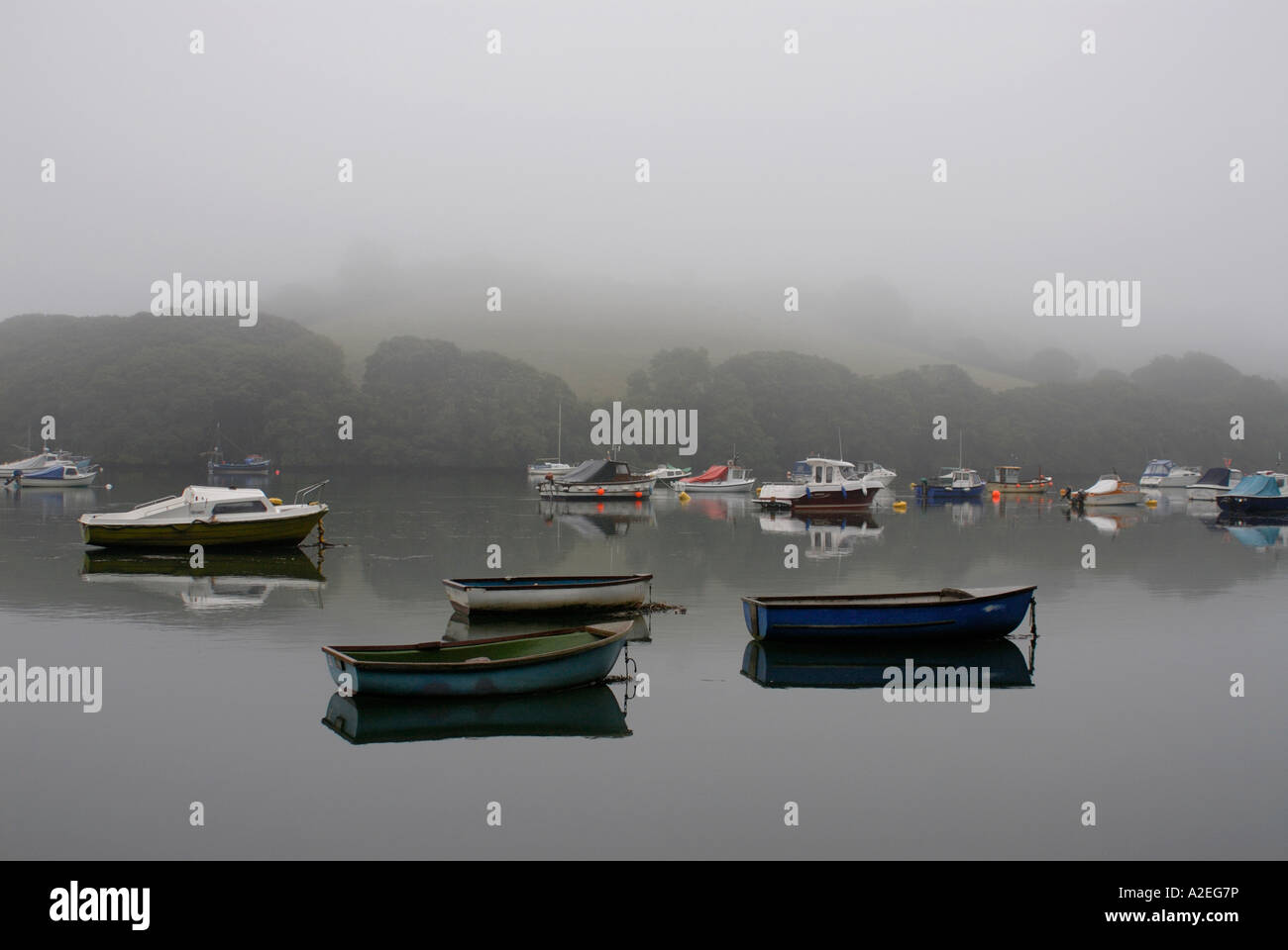 Bateaux amarrés sur la rivière Fowey à marée haute sur un matin brumeux Golant par Fowey Banque D'Images