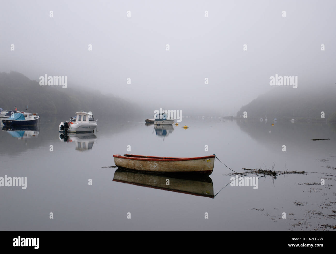 Bateaux amarrés sur la rivière Fowey à marée haute sur un matin brumeux Golant par Fowey Banque D'Images