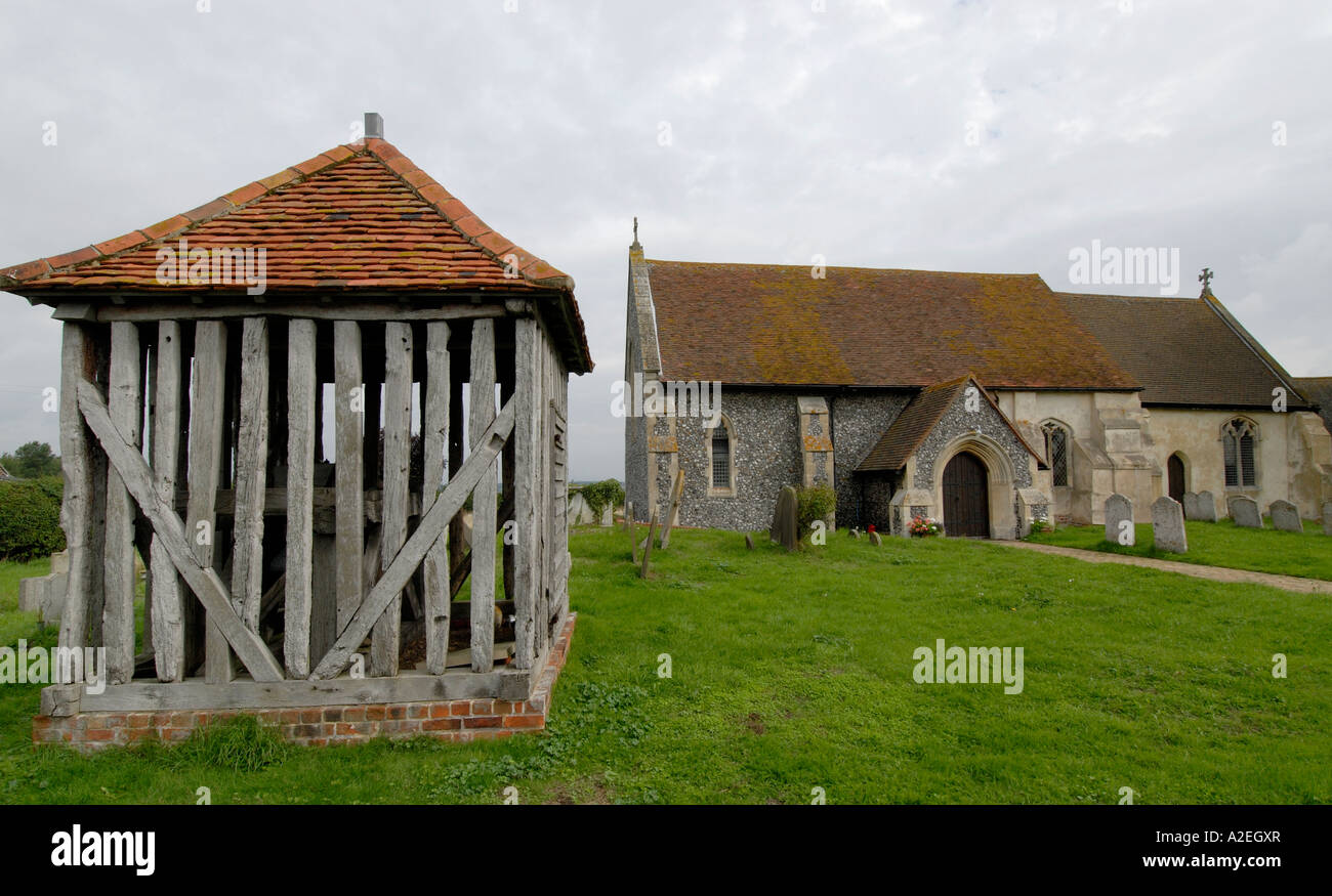 La cloche de l'église All Saints Wrabness est suspendue dans un dix-septième siècle bell house Wrabness Essex UK 31 Août 2006 Banque D'Images
