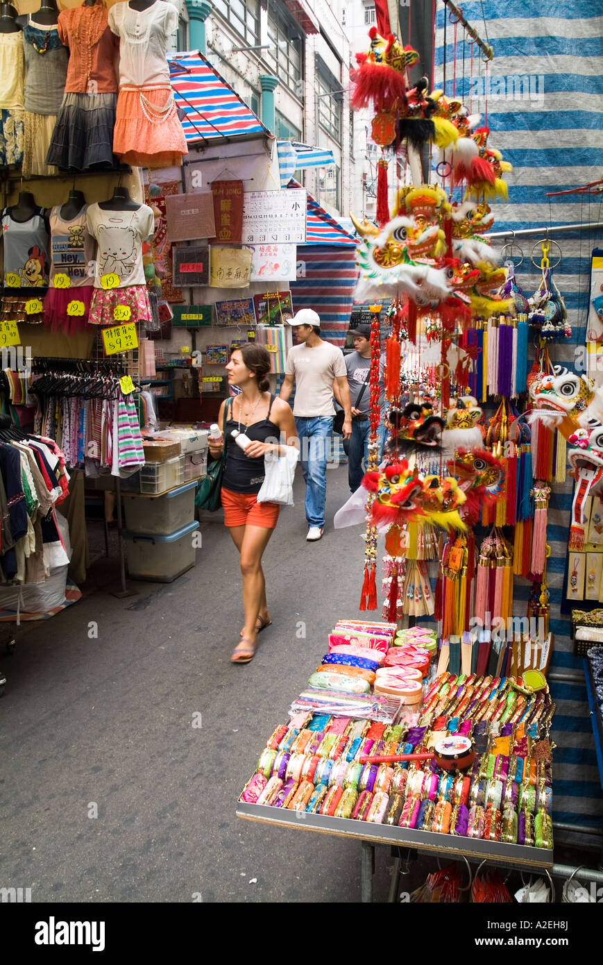 dh Ladies Market MONG KOK HONG KONG Tourist girl shopping dans les marchés de rue mongkok femme occidentale chine asiatique femme Banque D'Images