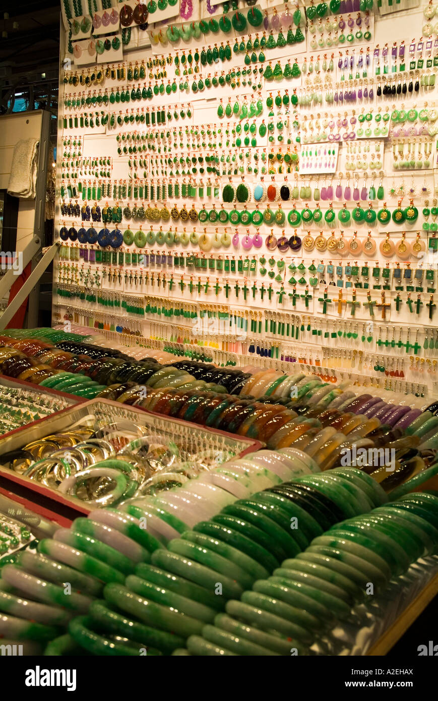 dh marché de Jade YAU ma TEI HONG KONG Stall de jade colliers bracelets boucles d'oreilles bijoux exposition chine kowloon bijou cadeau souvenir Banque D'Images