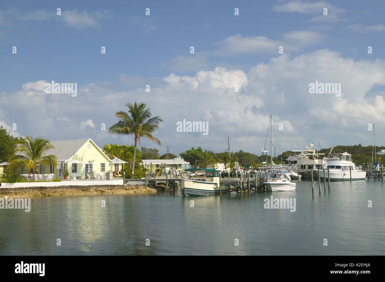 BAHAMAS, Nassau, Loyalist Cays, Green Turtle Cay, White Sound : Green Turtle Club & Marina View Banque D'Images