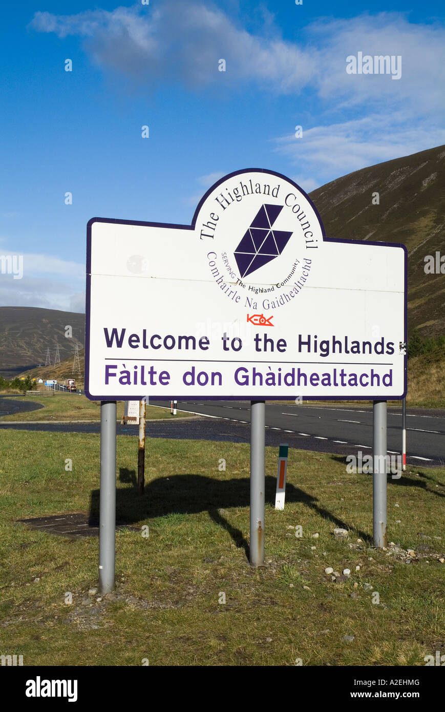 dh Bienvenue dans les Highlands signe PASS DE DRUMOCHTER INVERNESSSHIRE A9 Signpost en anglais et route gaélique langue bilingue signes ecosse Banque D'Images