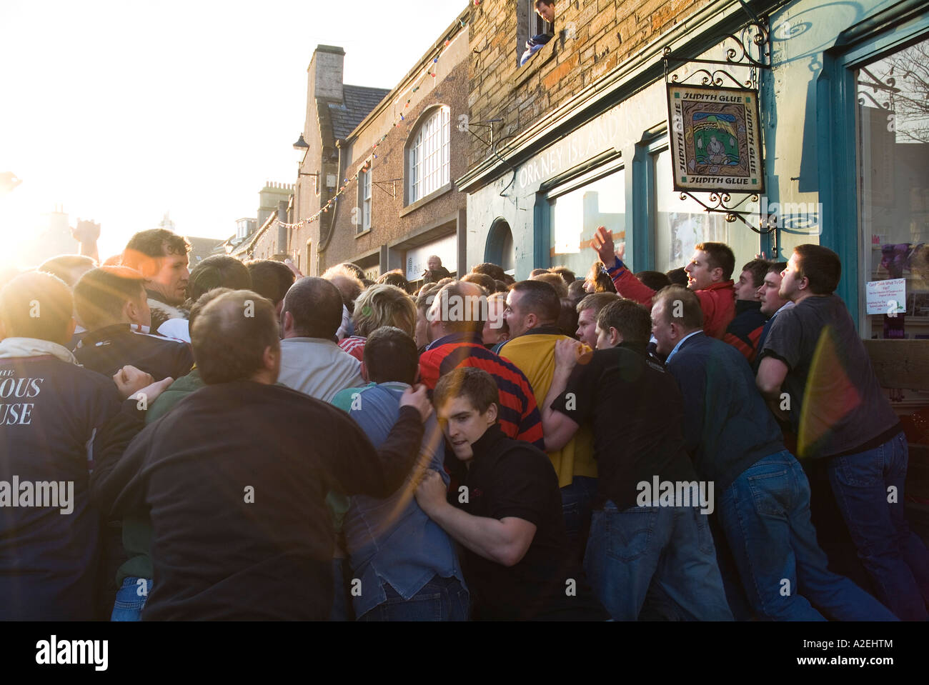 dh The Ba KIRKWALL ORKNEY Pack de Uppies à l'extérieur de Judith Glue magasin le jour de noël personnes poussant tirer le jeu de ballon de masse de football de foule grande-bretagne Banque D'Images