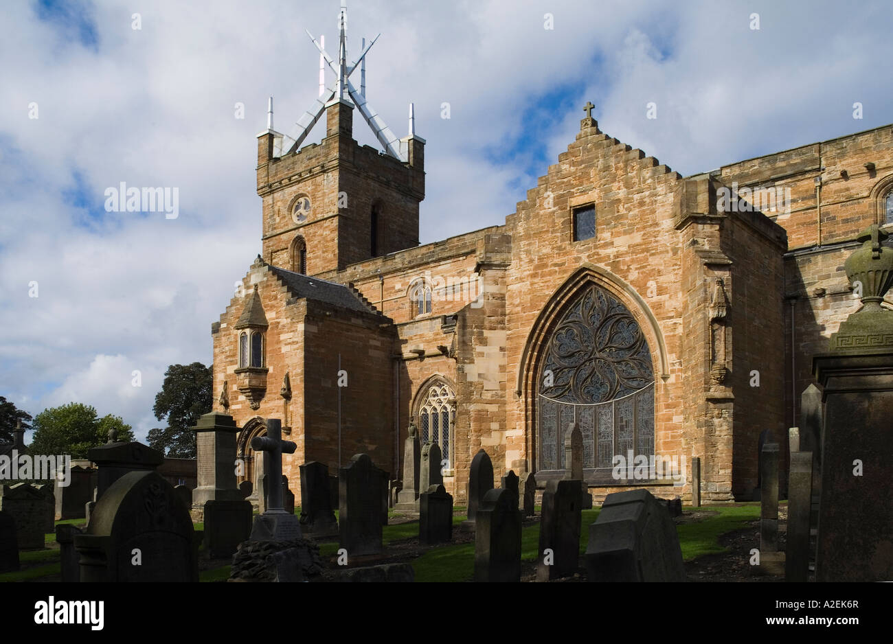 dh Église paroissiale de St Michaels LITHGOW Couronne LOTHIAN sur église la tour et le cimetière tombales tombe les églises de cour d'Écosse Banque D'Images