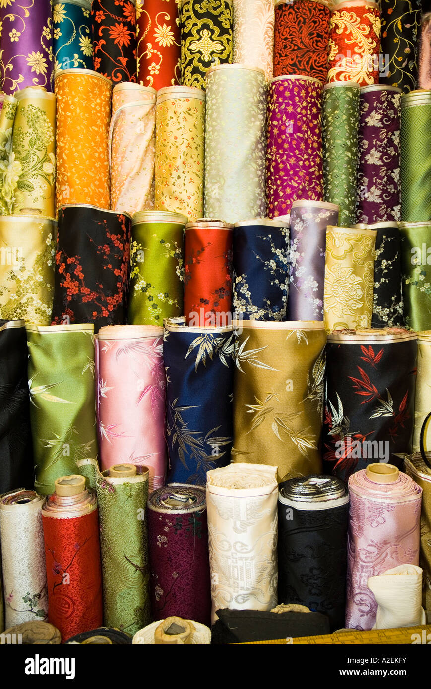 dh marché occidental SHEUNG WAN HONG KONG Chine soie matière magasin de marché clothe chinois rouleaux de tissu gros plan motifs de tissu Banque D'Images