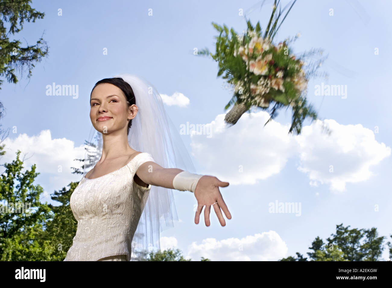 1220592 parc extérieur jour de l'été jeune femme mariée 2530 brunette robe blanche voile mariage mariage fleur fleurs gant Banque D'Images