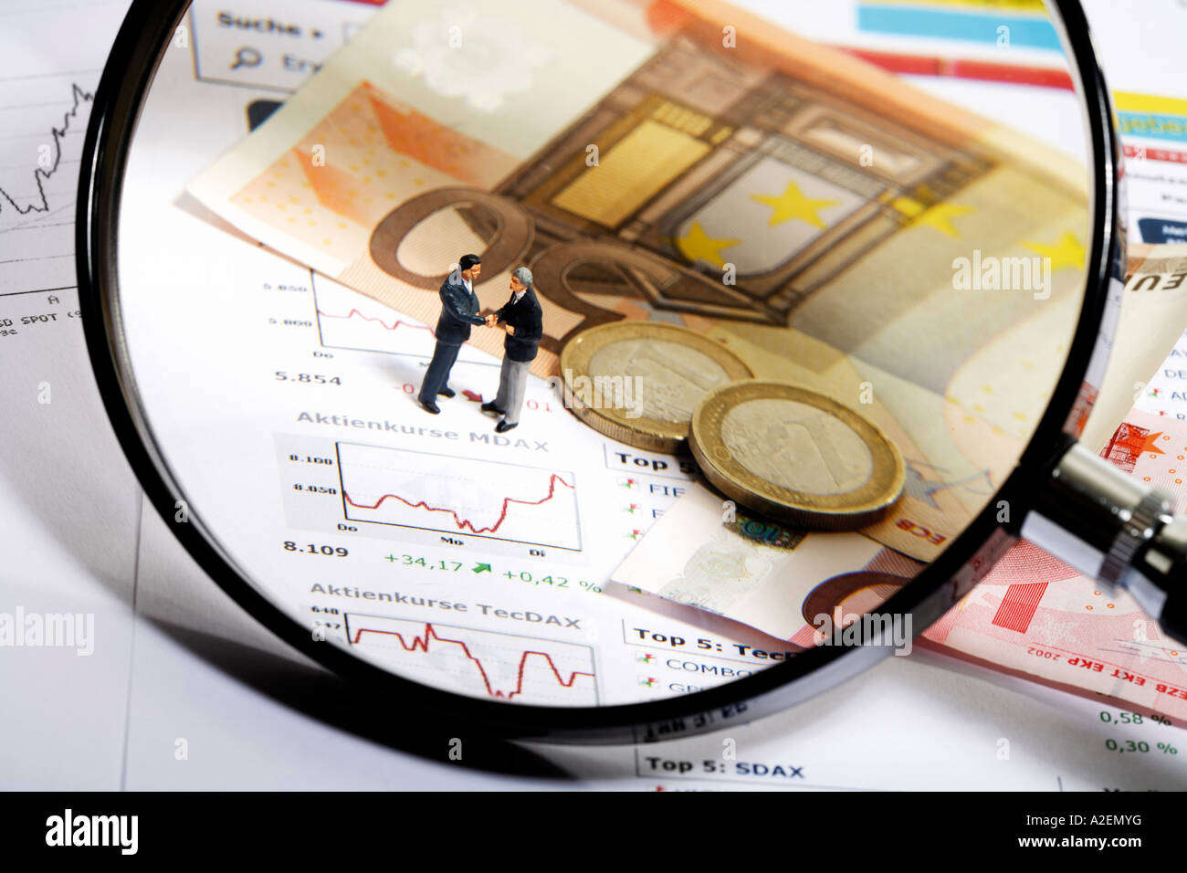 Loupe, Euros et figurines Banque D'Images