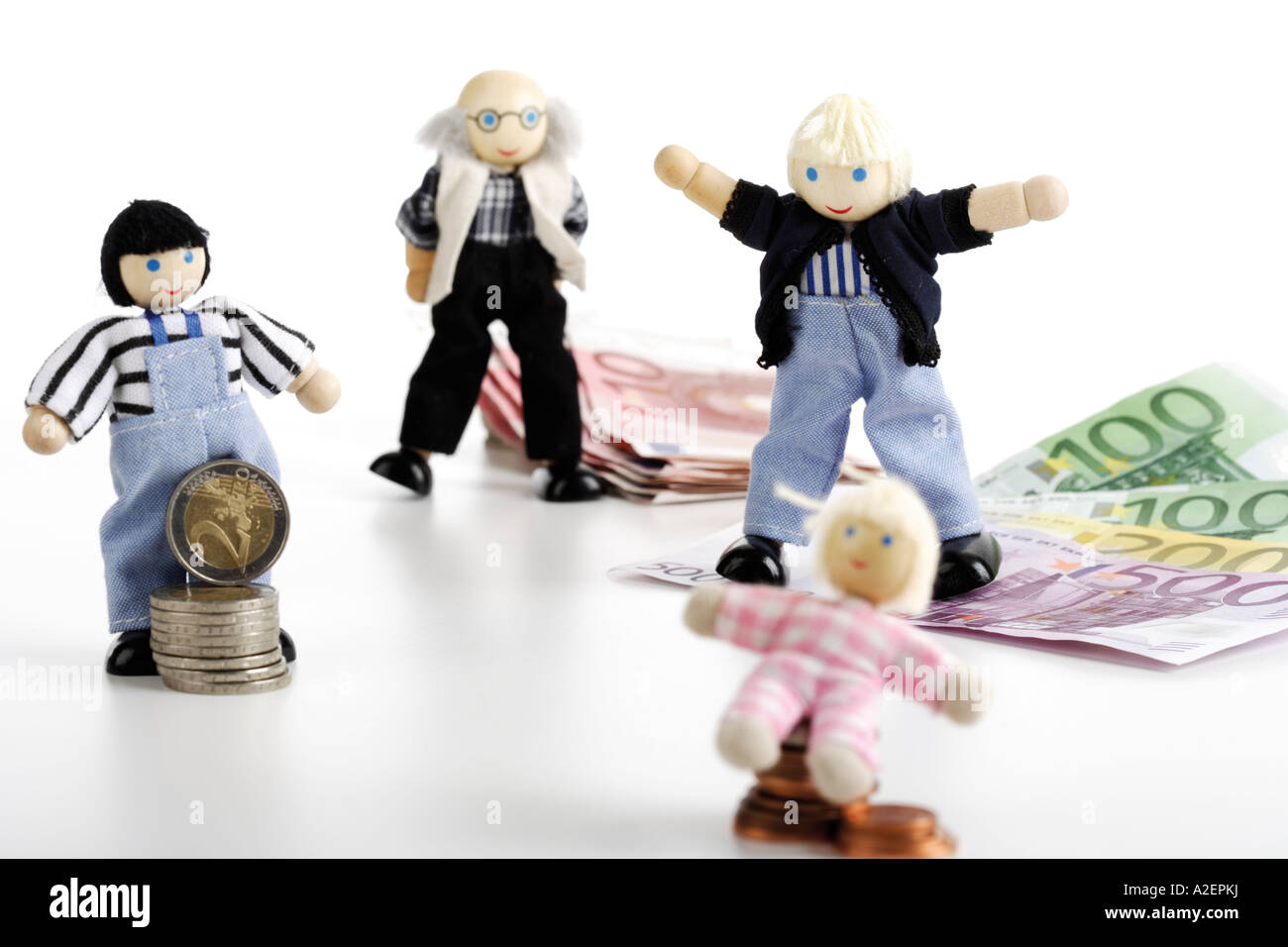 Famille Figurine avec pièces et billets en euros Banque D'Images