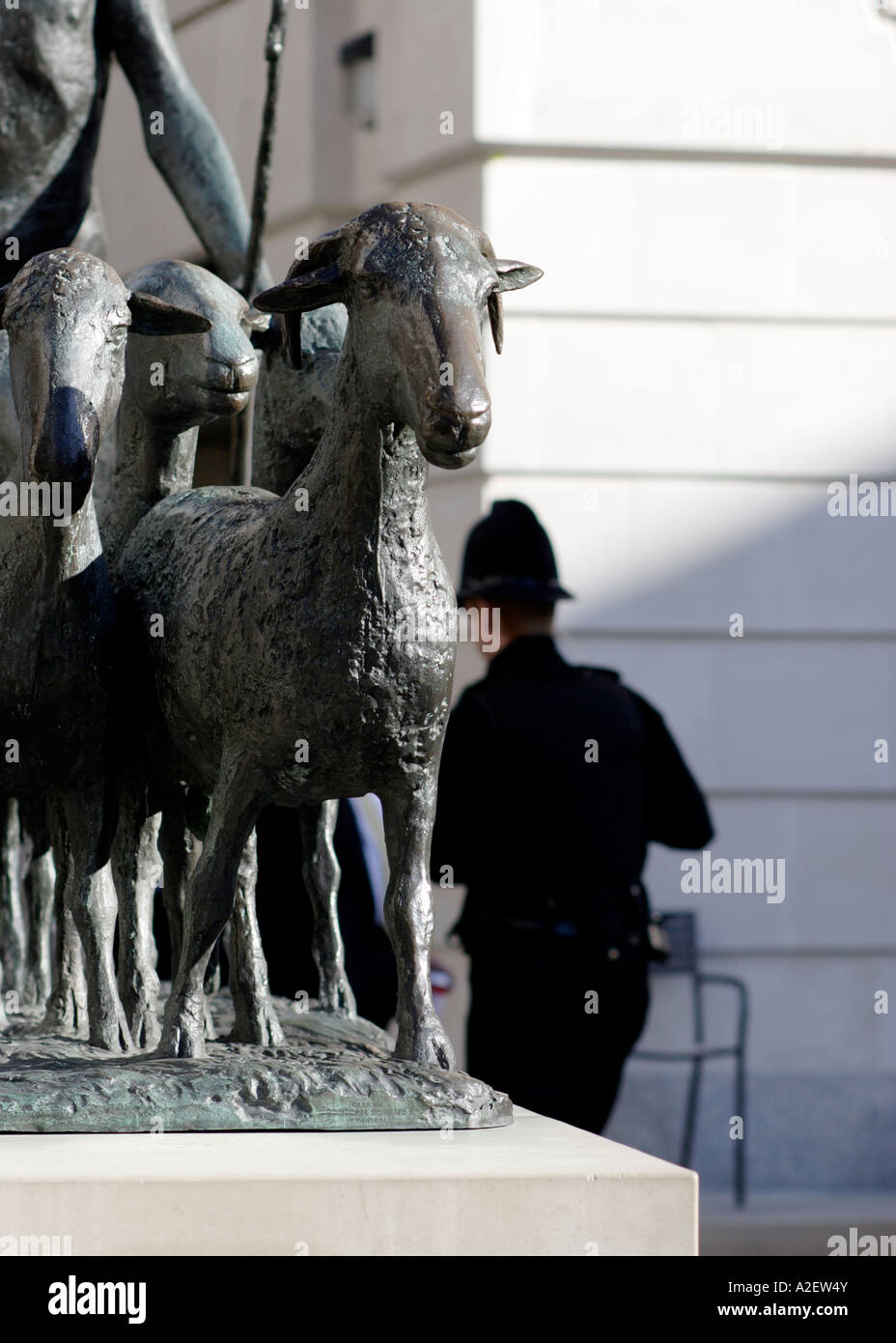 Détail de la sculpture le Bon Pasteur par Elisabeth Frink avec passant Ville de London policeman à Paternoster Square St Paul Banque D'Images