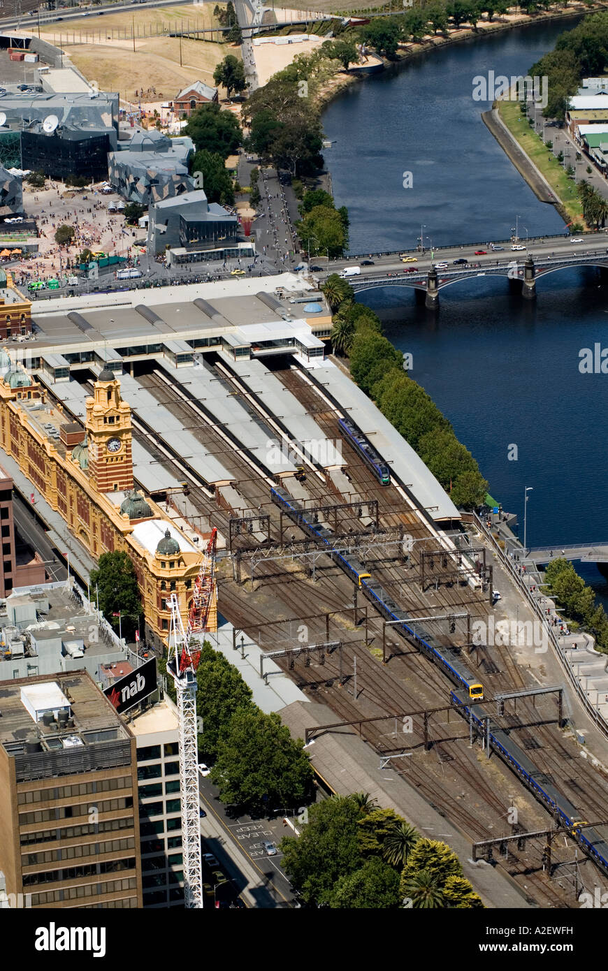La gare de Flinders Street et de la rivière Yarra vue de Melbourne Observation Deck le Rialto Victoria Australie Banque D'Images