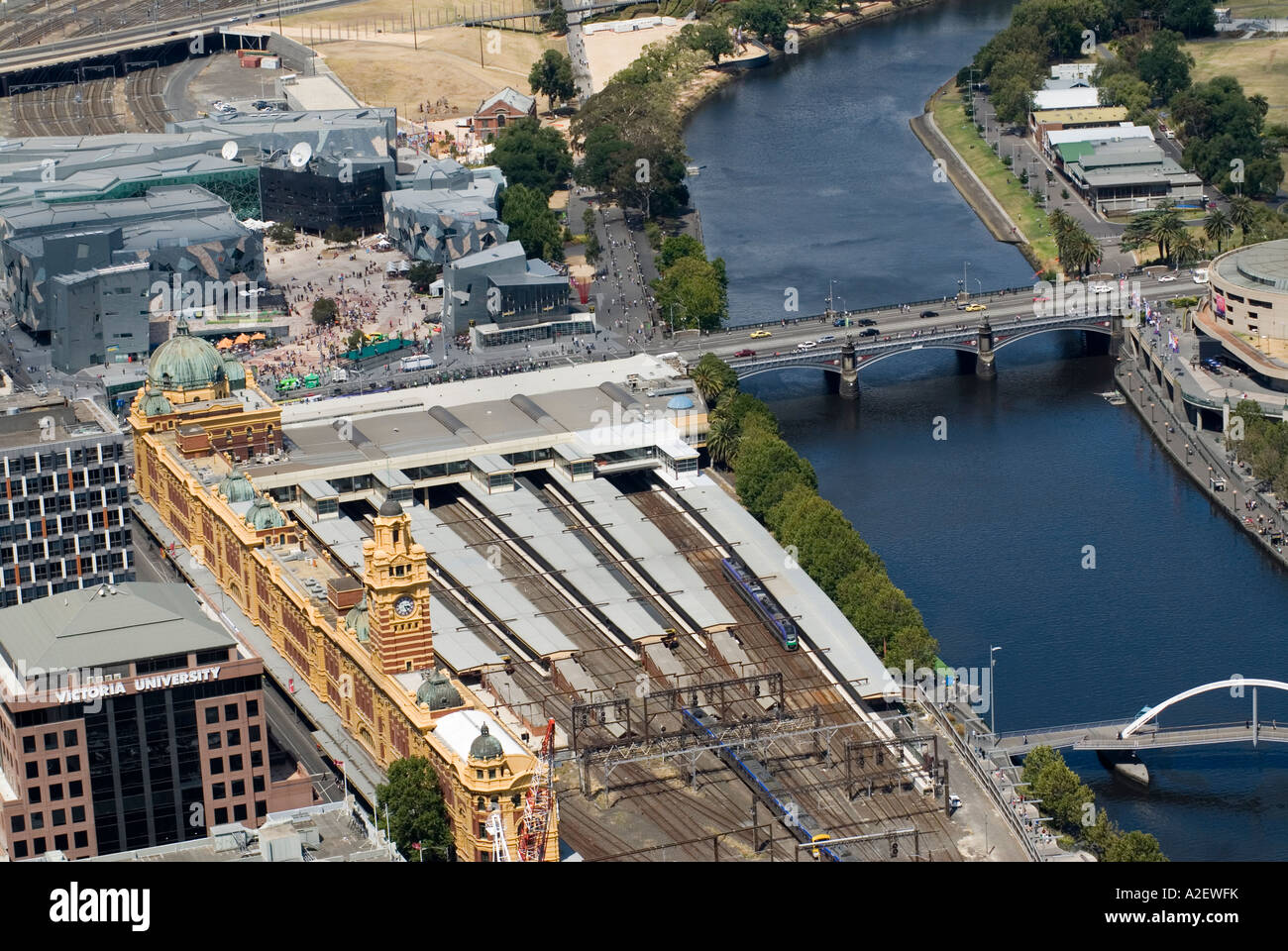 La gare de Flinders Street et de la rivière Yarra vue de Melbourne Observation Deck le Rialto Victoria Australie Banque D'Images
