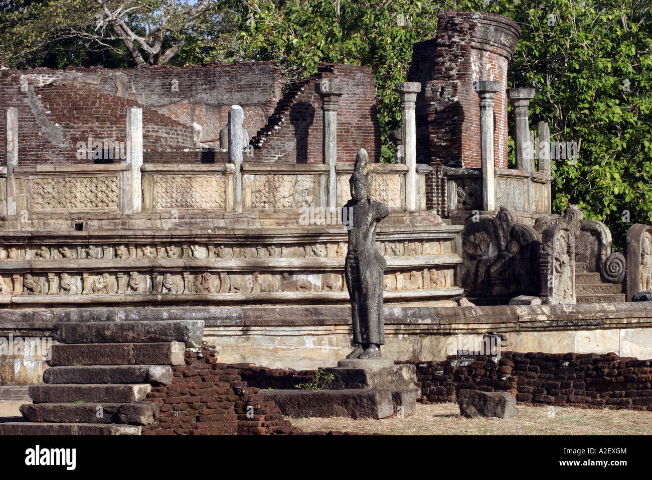 Voyage au Sri Lanka ; Temple et statue en face du Vatadage, ou Circular Stupa House, ancienne civilisation du 12ème siècle ; Polonnaruwa, Sri Lanka, Asie Banque D'Images