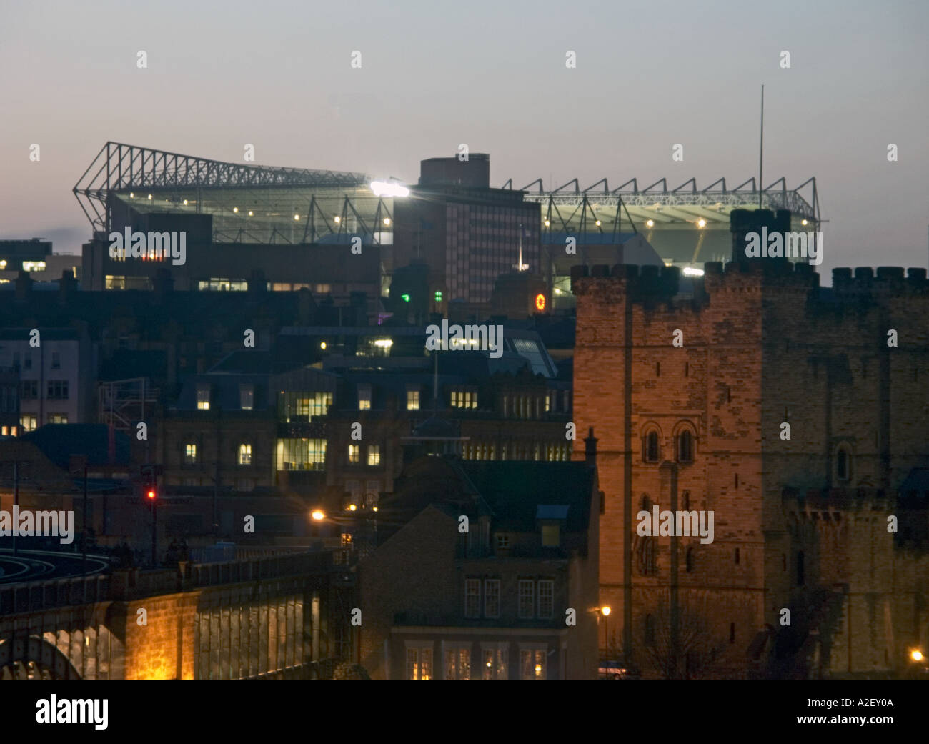 St James's Park, stade de football de Newcastle Upon Tyne dans la soirée Banque D'Images St James's Park, stade de football de Newcastle Upon Tyne dans la soirée Banque D'Images