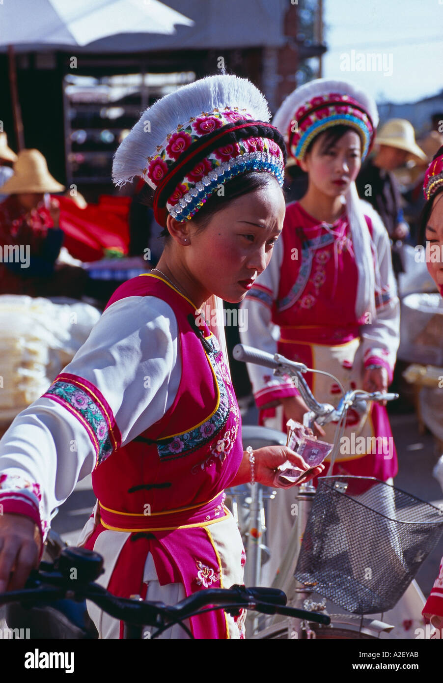 Bai femmes en costume traditionnel marché Wase Er Hai Lake nr Dali Yunnan Chine Banque D'Images