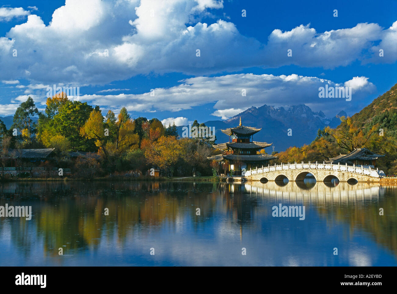 Black Dragon Pool Montagne Enneigée du Dragon de Jade Lijiang Yunnan, Chine Banque D'Images