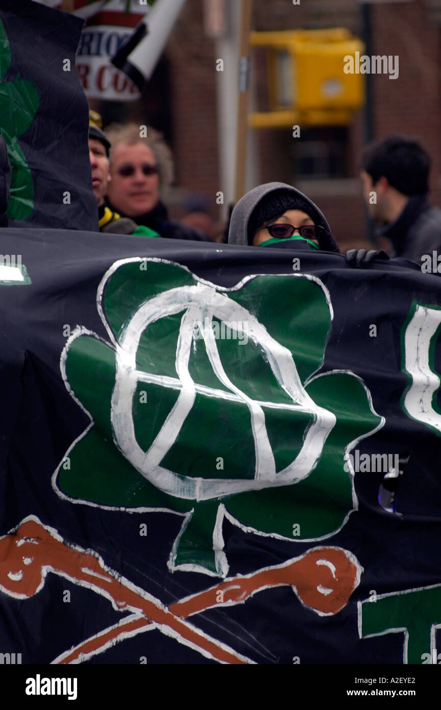 Dans l'avance de la plus grande Parade de la St Patrick à New York la communauté de Sunnyside dans les quartiers de Queens haold leurs St Patrick s Day Parade le 6 mars 2005 Des centaines s'est regarder et mars dans le défilé de l'inclusion qui les ont varié et divers groupes, y compris cette unanmed groupe anarchiste irlandais le défilé a été organisé après l'ordre de la gay et lesbiennes Hibernians interdit de marcher sous leur propre bannière dans le défilé de NEW YORK Banque D'Images Dans l'avance de la plus grande Parade de la St Patrick à New York la communauté de Sunnyside dans les quartiers de Queens haold leurs St Patrick s Day Parade le 6 mars 2005 Des centaines s'est regarder et mars dans le défilé de l'inclusion qui les ont varié et divers groupes, y compris cette unanmed groupe anarchiste irlandais le défilé a été organisé après l'ordre de la gay et lesbiennes Hibernians interdit de marcher sous leur propre bannière dans le défilé de NEW YORK Banque D'Images