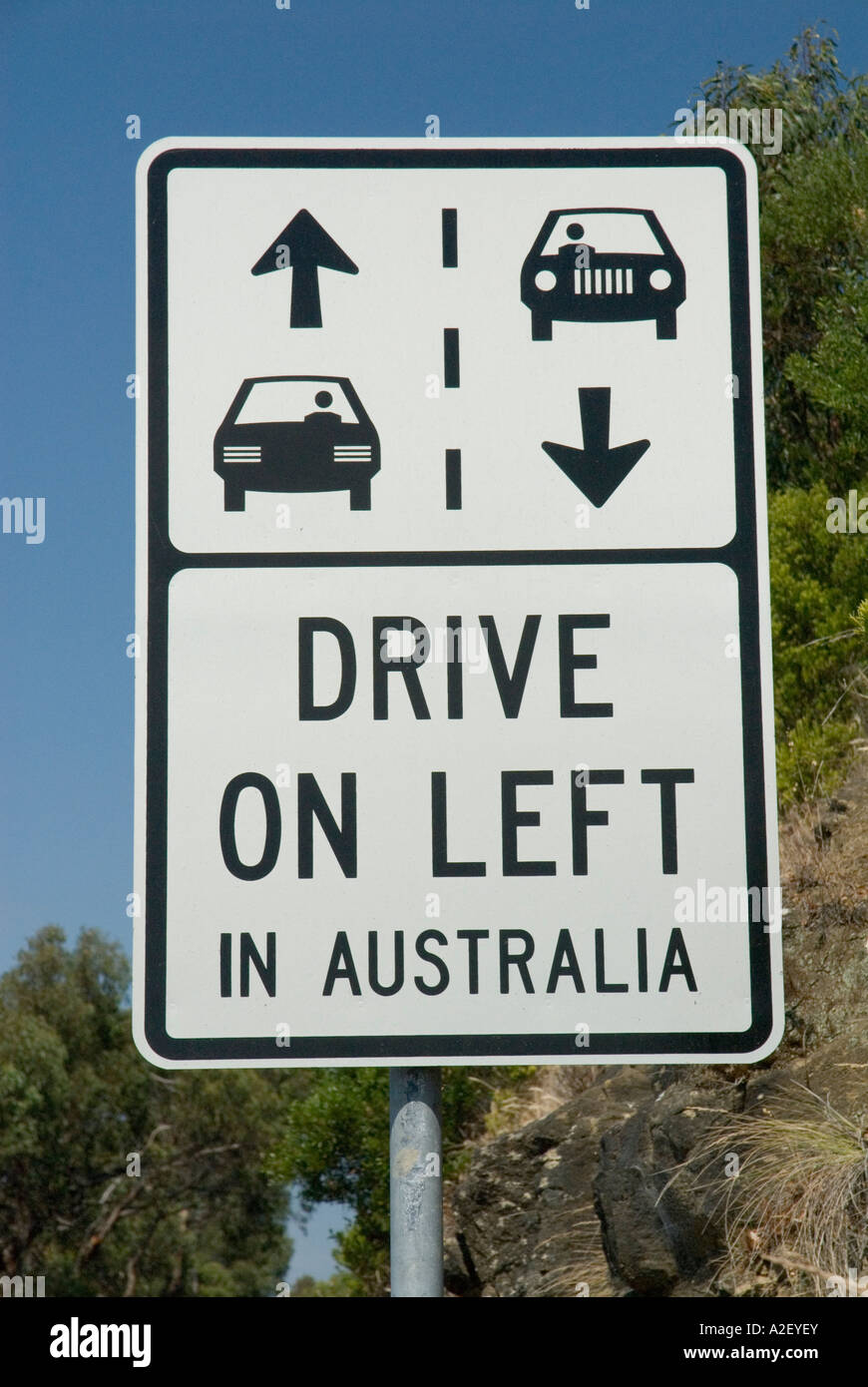 Conduire à gauche sign Great Ocean Road Great Otway National Park Victoria Australie Banque D'Images