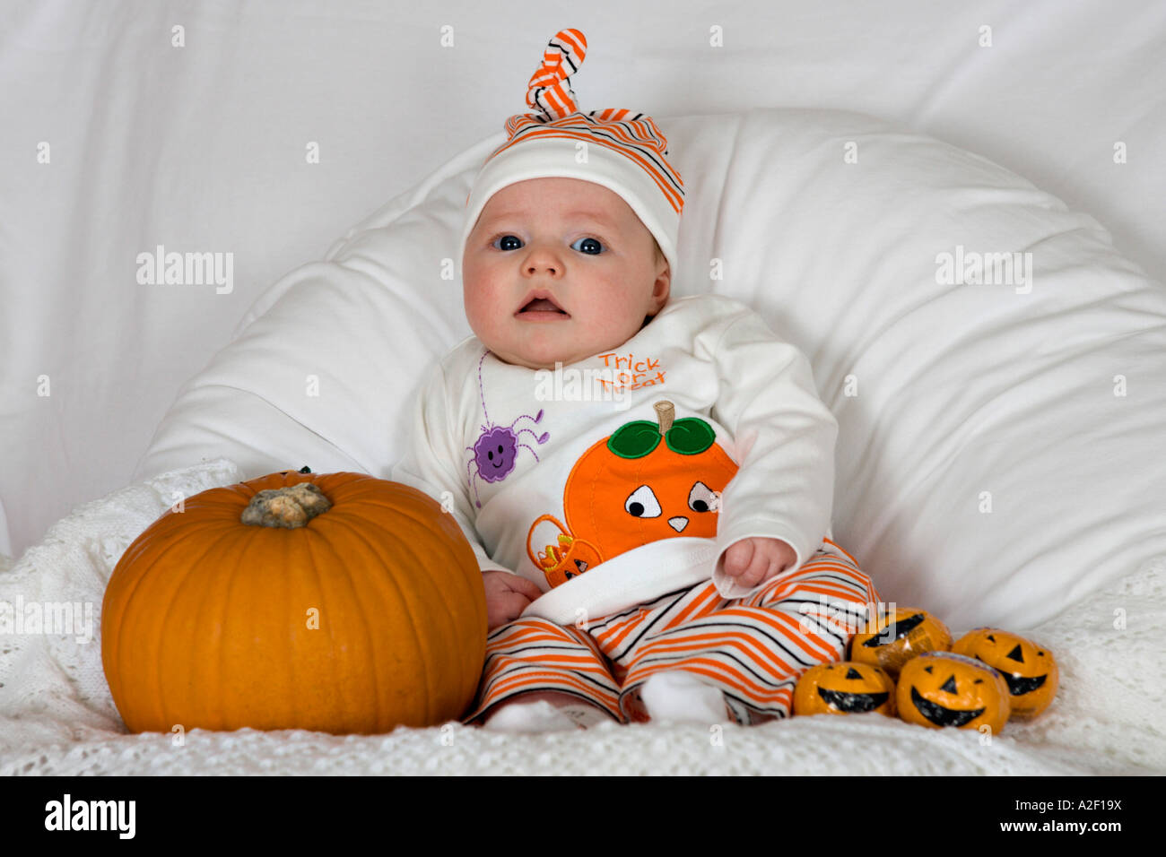Bebe De Trois Mois En Tenue D Halloween A La Citrouille Orange Et Blanc Pantalon A Rayures Et Un Chapeau Photo Stock Alamy Bebe De Trois Mois En Tenue D Halloween A La Citrouille Orange Et Blanc Pantalon A Rayures Et Un Chapeau Photo Stock Alamy