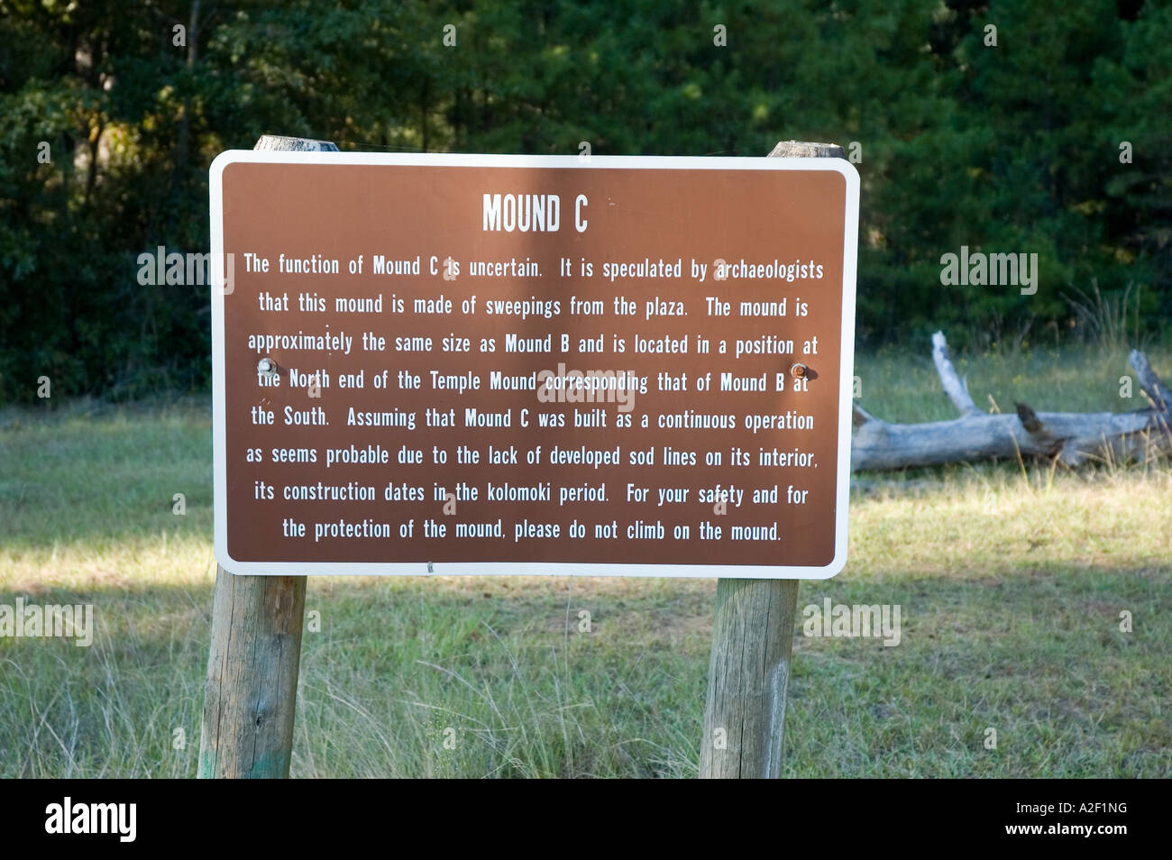 P32 179 Kolomoki Mounds State Park - Mound C Sign - Géorgie Banque D'Images