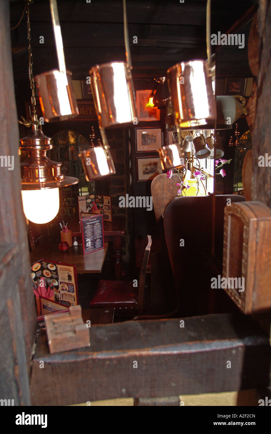 Public house intérieur avec des casseroles et des ornements en Angleterre, Royaume-Uni Banque D'Images