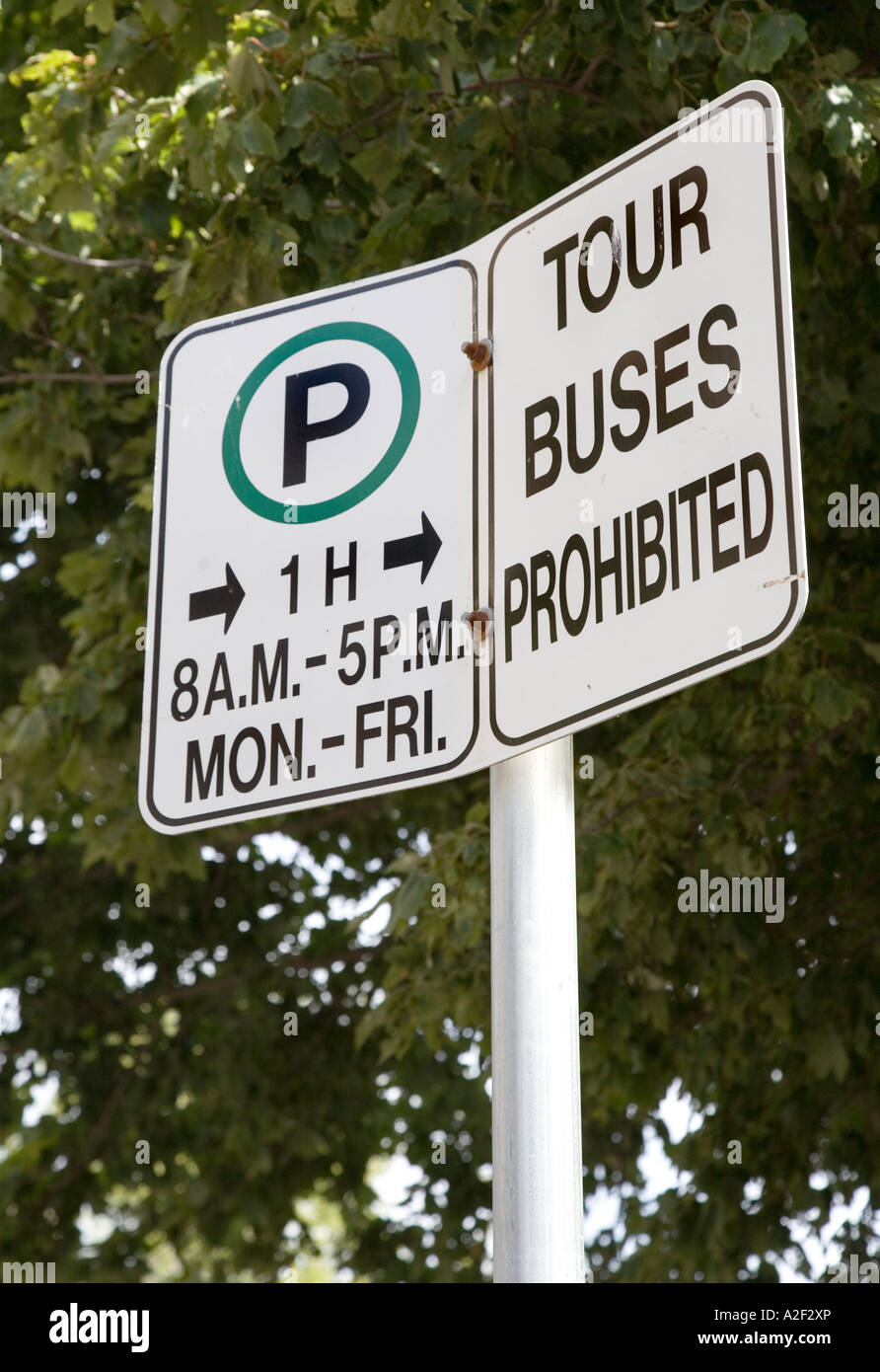 Panneau de circulation wifh limitée d'attente et temps d'autobus de tournée interdite Victoria Canada Banque D'Images