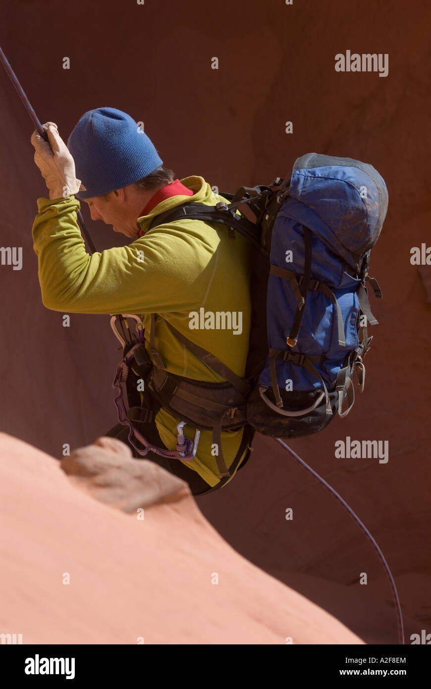 Des activités de l'homme avec un sac à dos. Le canyoning, de l'Utah Banque D'Images