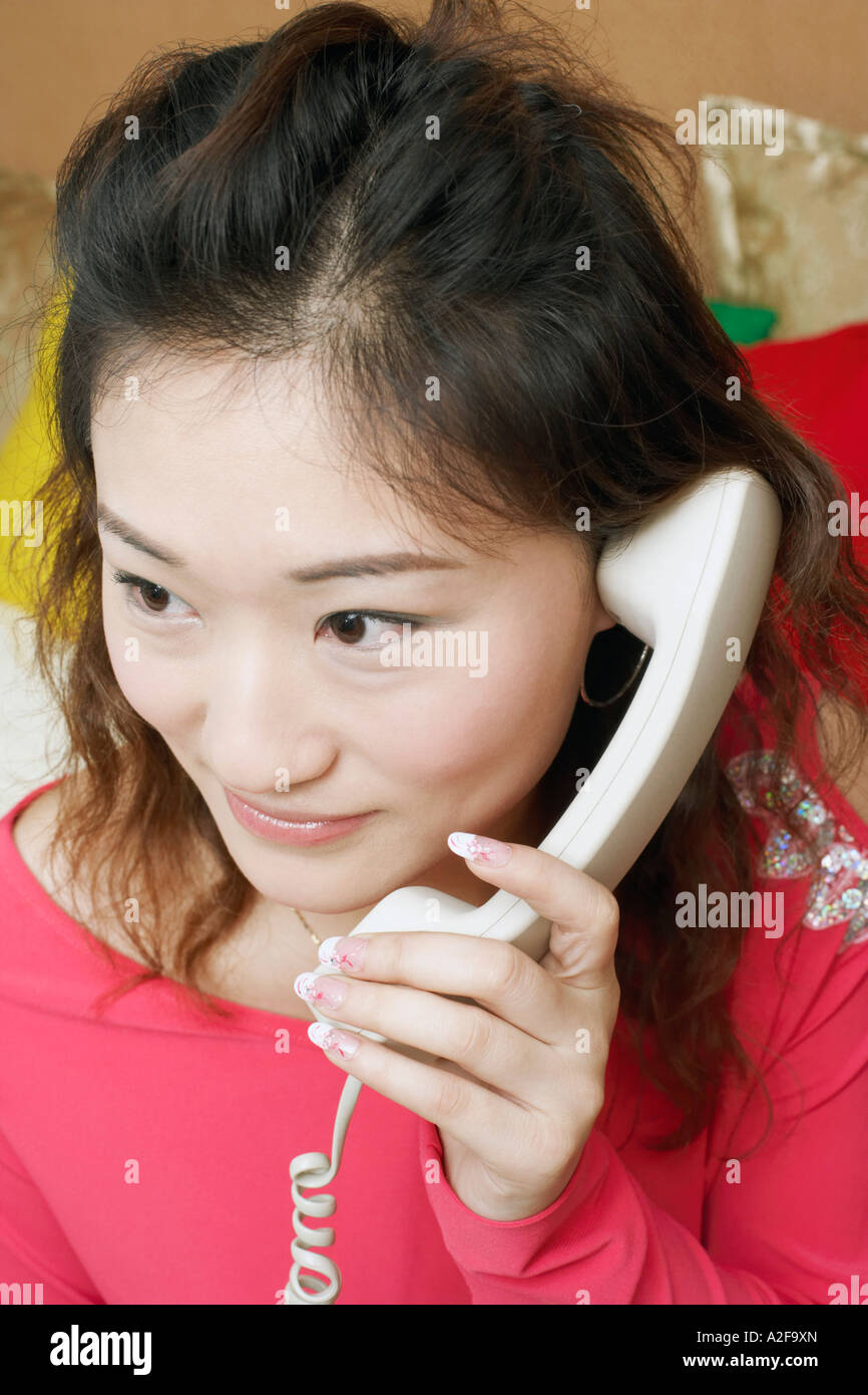 Portrait d'une jeune femme parlant au téléphone Banque D'Images
