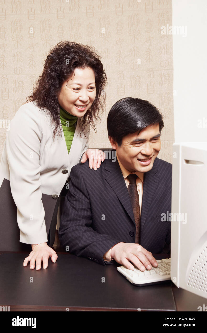 Femme d'affaires et un homme d'affaires à l'aide d'un ordinateur Banque D'Images