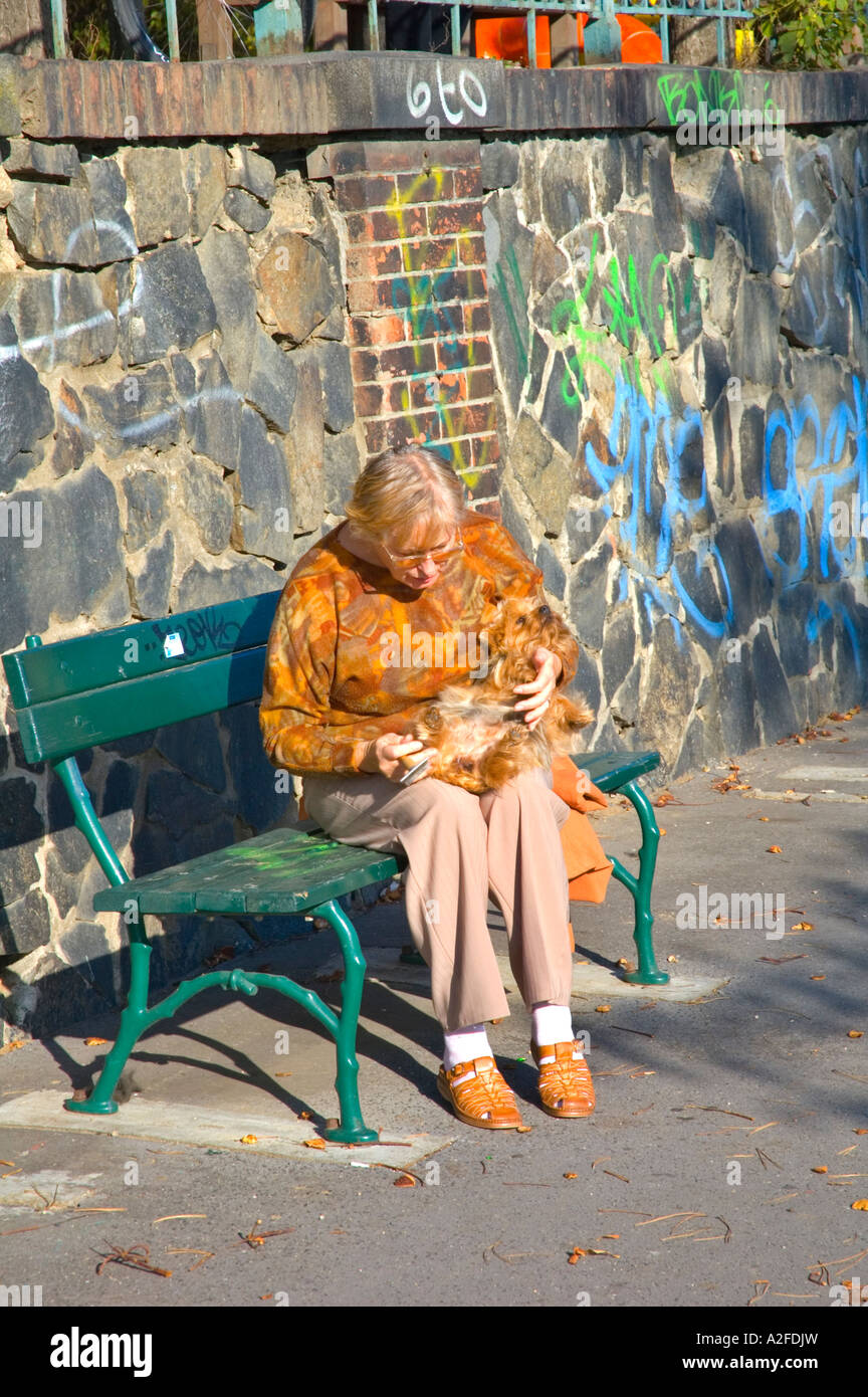 Une femme un toilettage chien dans un parc à Prague République tchèque EU Banque D'Images