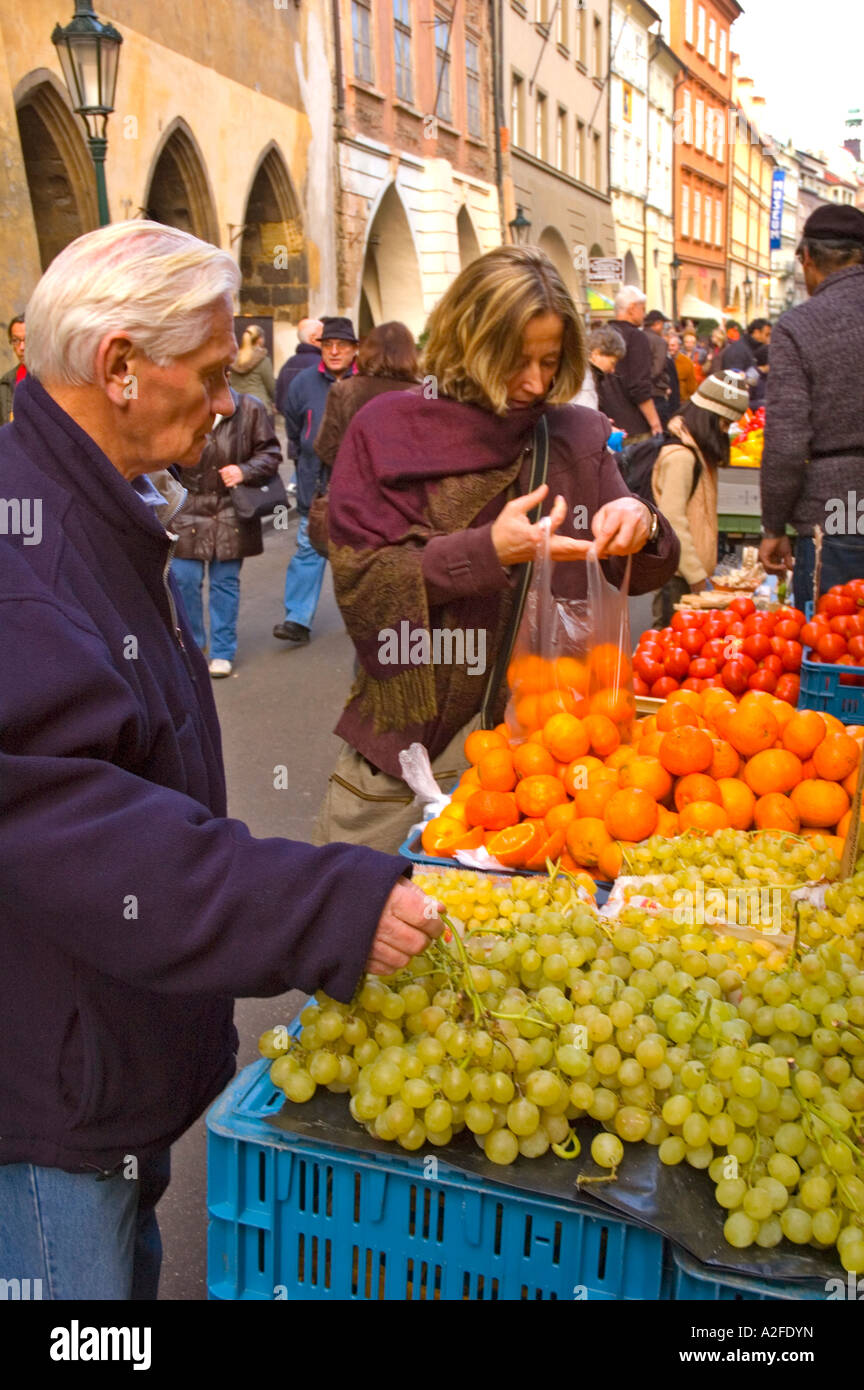 Marché Havelska au quartier de la vieille ville de Prague la capitale de l'UE en République Tchèque Banque D'Images