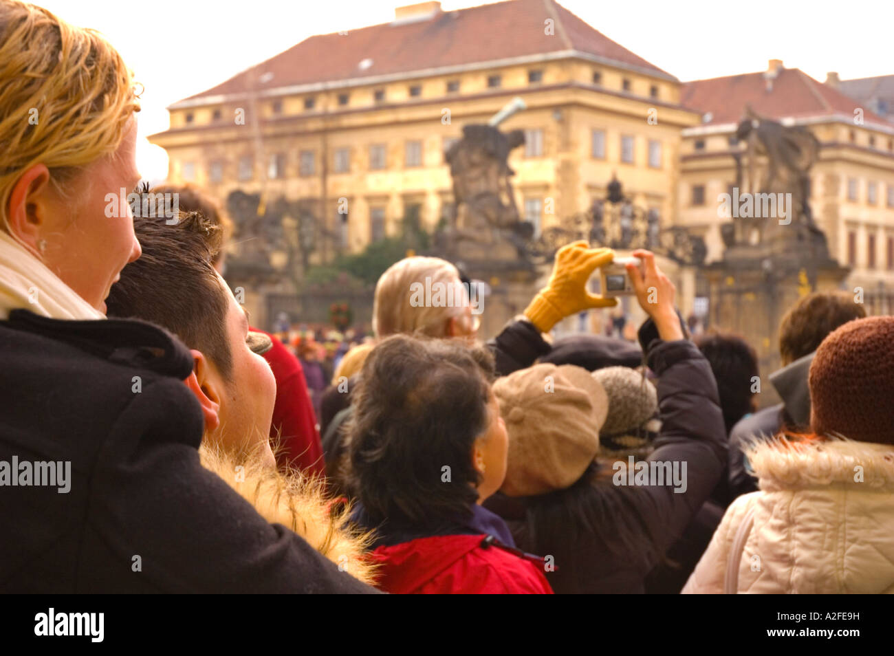 Les gens qui suivent le changement de gardes à midi au château de Prague dans la capitale de l'UE en République Tchèque Banque D'Images